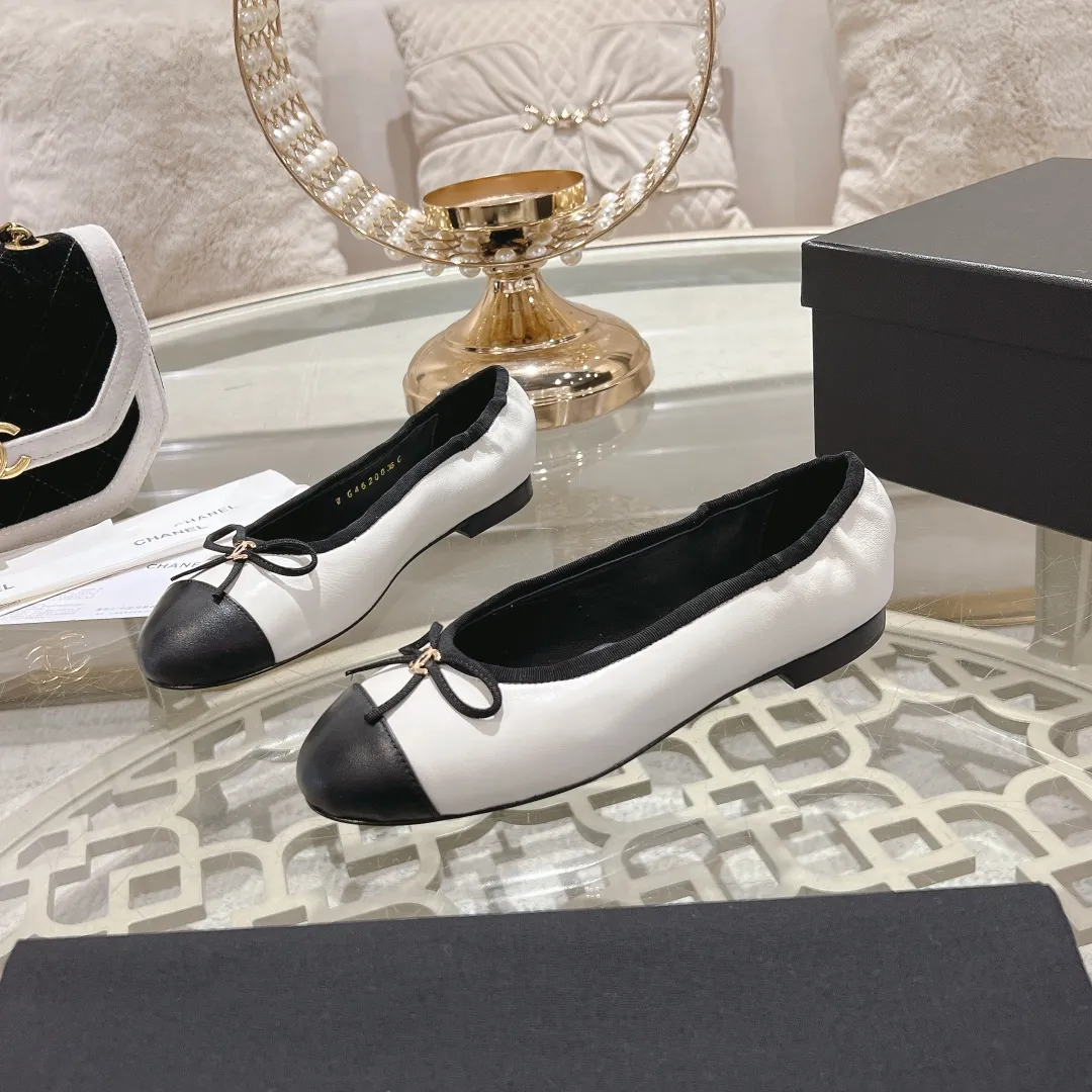 👟👟Ex-factory price 540👟👟 🌹🌹🌹2025 latest CHANEL Chanel early spring catwalk new model 🌸️Purchased the original version in Hong Kong and opened the mold exclusively. Top quality % genuine last developed with smooth lines. The shoe shape is perfect and can be safely entered and exited from the counter! Official website 1:1 production. 🇮🇹🇮🇹🇮🇹 Material: Mixed sheepskin imported from Italy & private molded double C buckle and letters are delicate, smooth, shiny and feel great! 💅The fabric and the feet are made of the same material, which is great on the feet! ! ! Color: black/apricot Code number: 34-40 (custom-made sizes 41 and 42 are non-refundable)